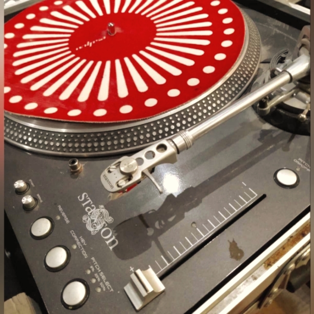 "2 turntables and a microwave"🤷‍♂️with durable travel/gig case
